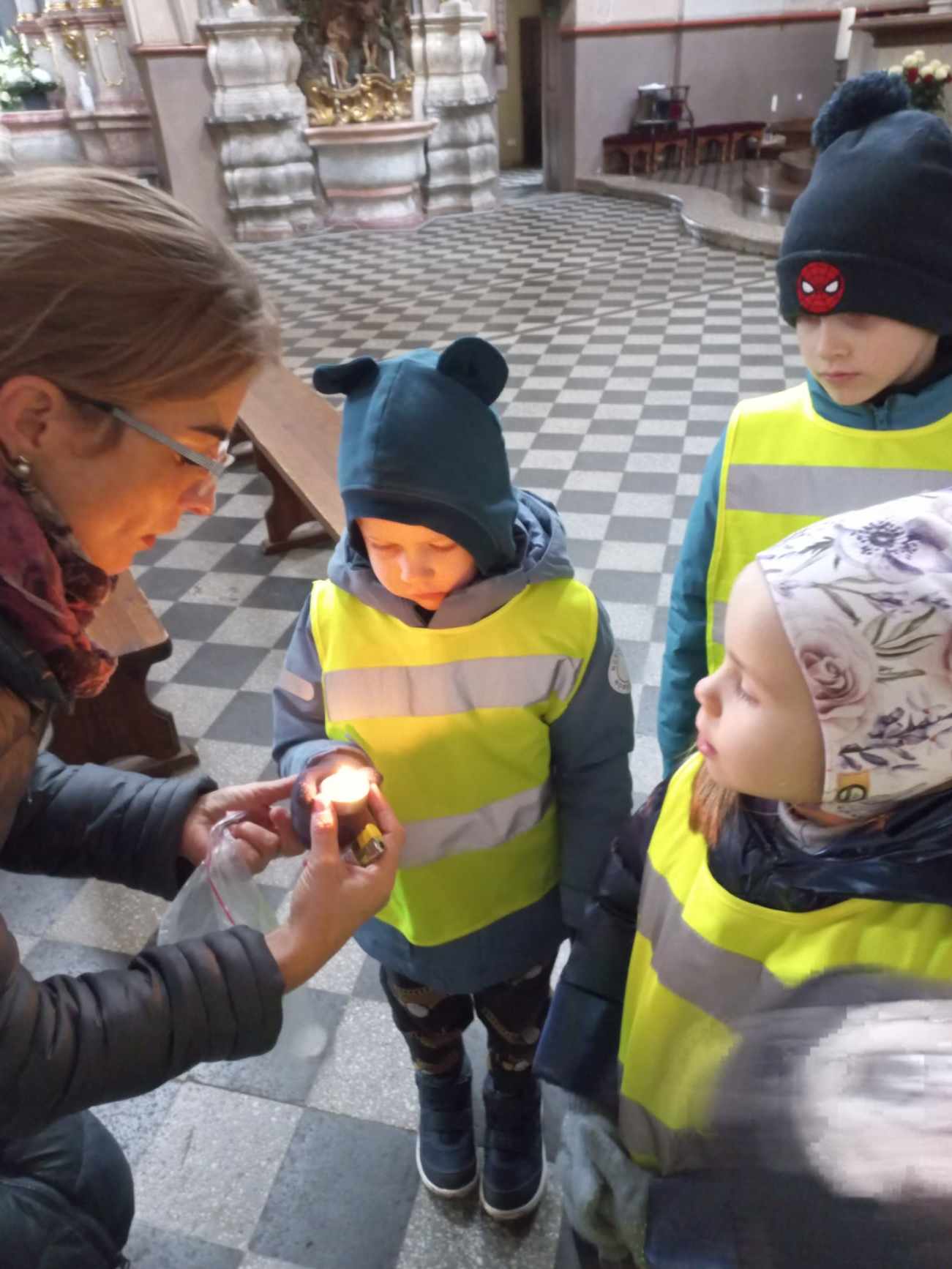 Read more about the article „Voveriukai“ uždegė žvakeles ant nelankomų kapelių