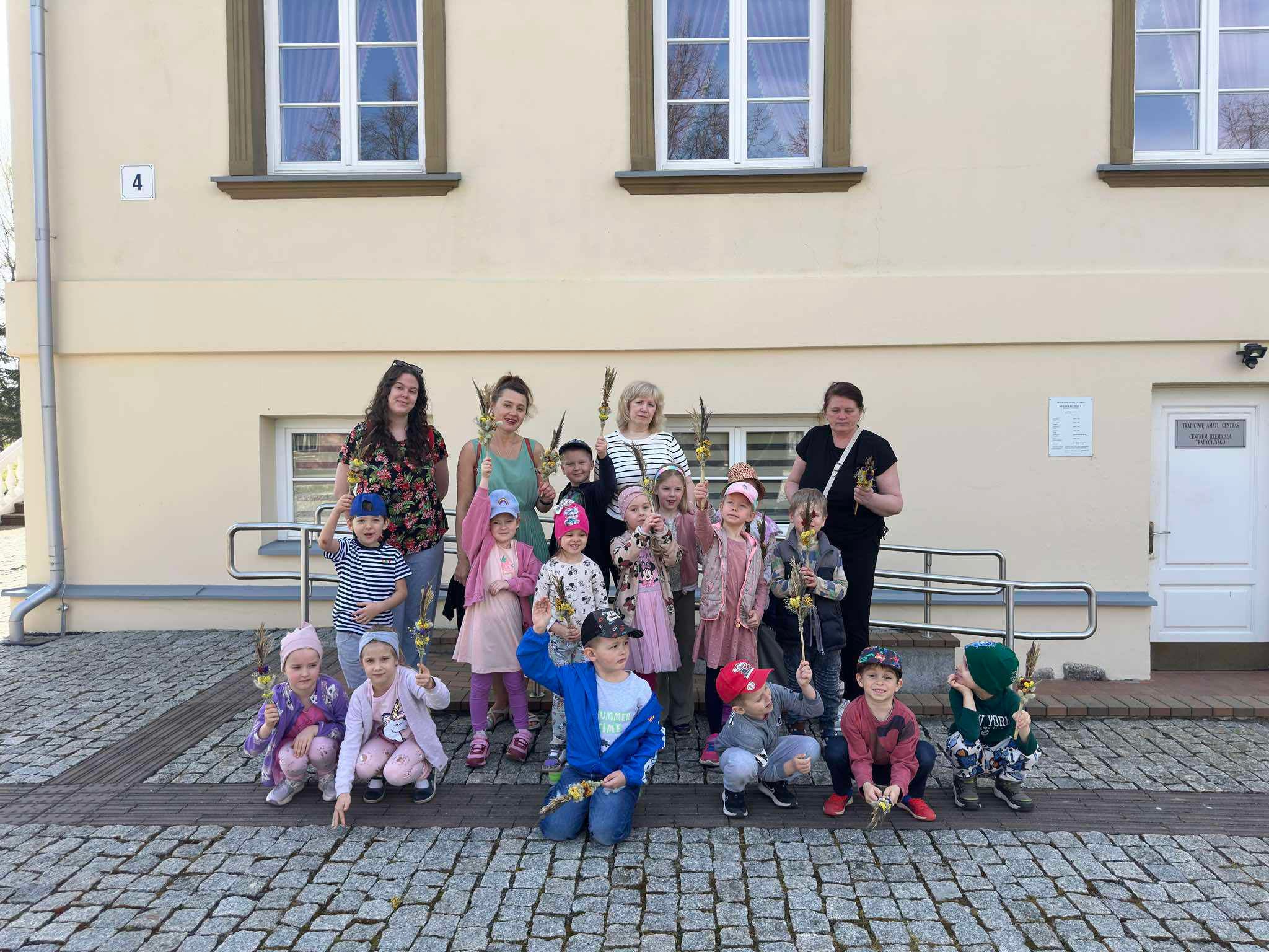 Read more about the article „Kodėlčiukai“ mokėsi pinti verbas