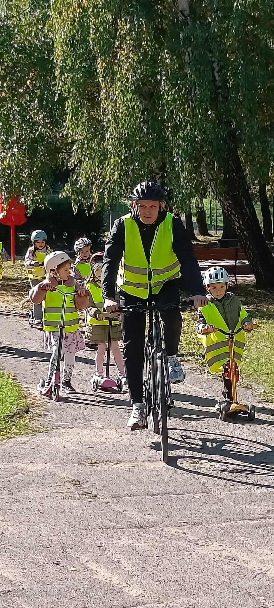 Read more about the article Sportinis renginys „Rieda ratai rateliukai“ 🚴🛴